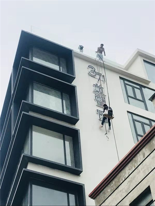 廈門(mén)金頂峰為客戶裝墻外發(fā)光字廣告牌